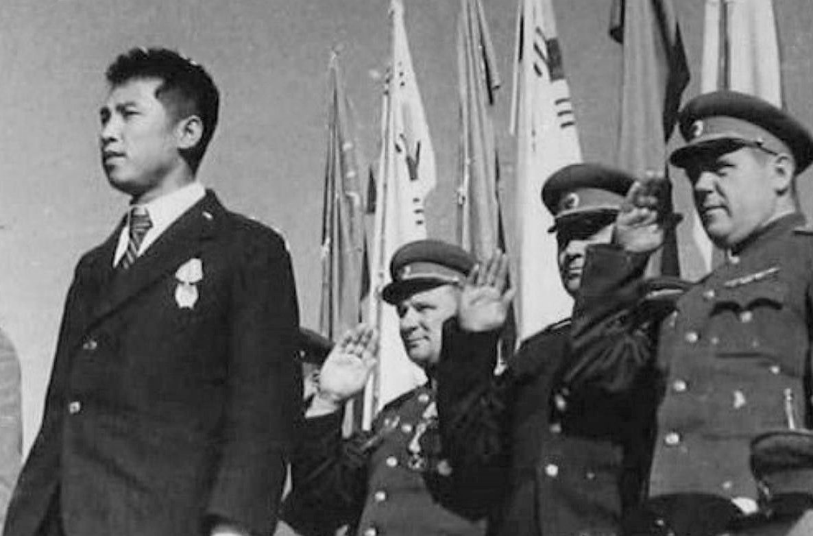 Ким Ир Сен на митинге в Пхеньяне. Осень 1945 года
