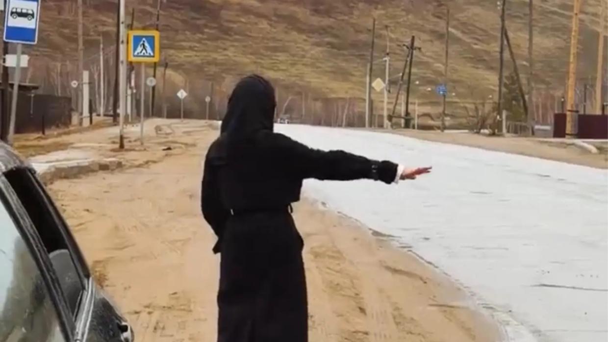 Социальный эксперимент: кто остановится помочь на трассе?