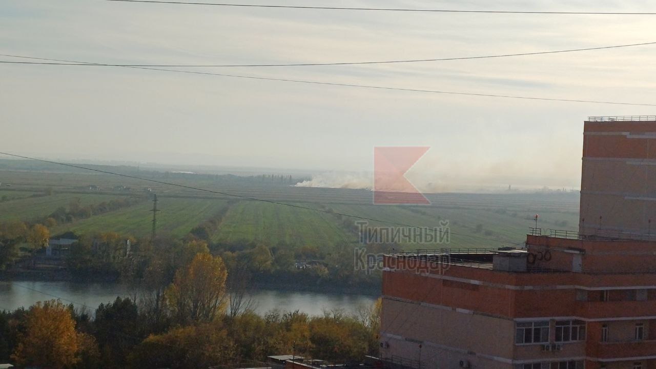 Жители Краснодара пожаловались на смог и запах гари вечером 3 ноября