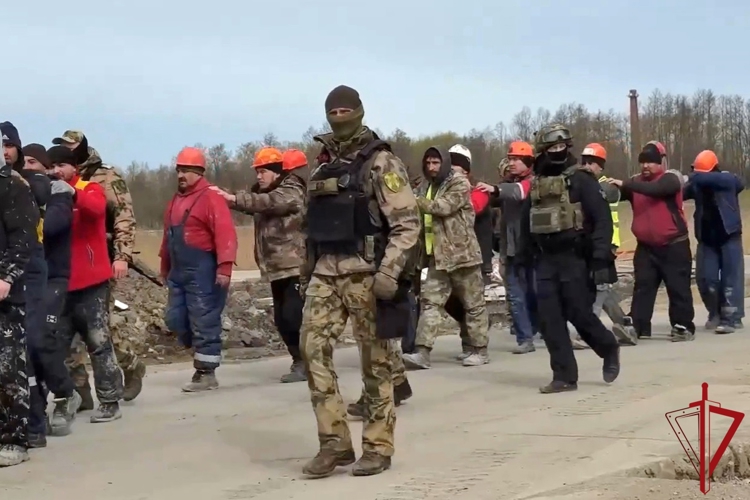 В Кронштадте сотрудники ОМОН Росгвардии оказали содействие полиции в проведении профилактического рейда
