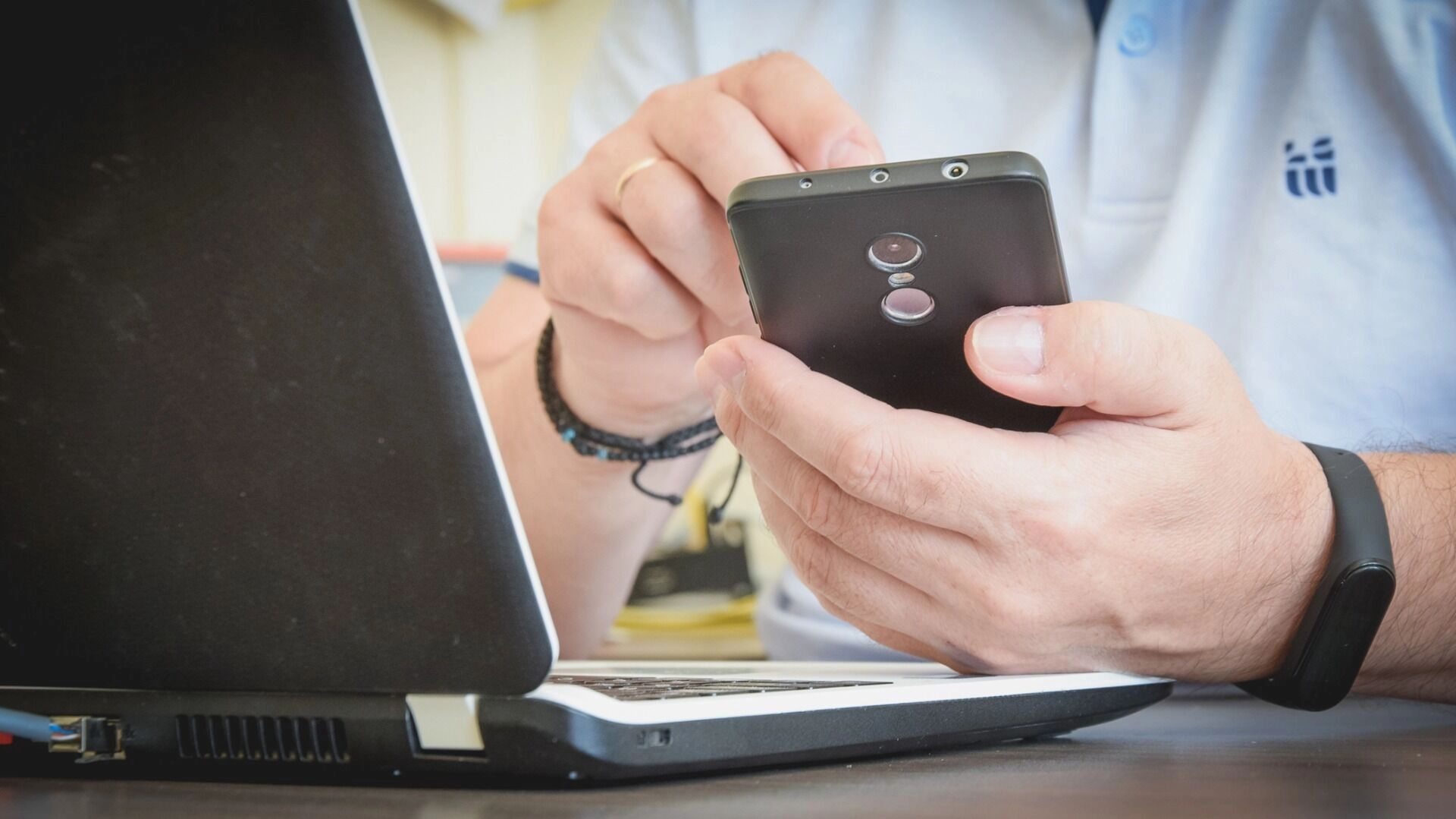 Смартфон в руке