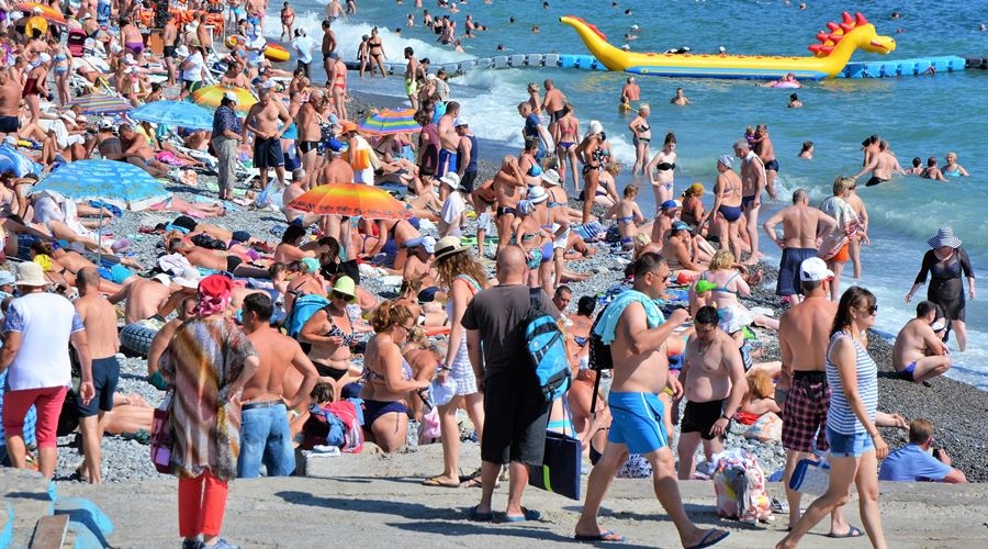 Стоит ли сейчас отдыхать в крыму. Пляжи Крыма отдыхающие. Туристы в Крыму. Переполненные пляжи Крыма.