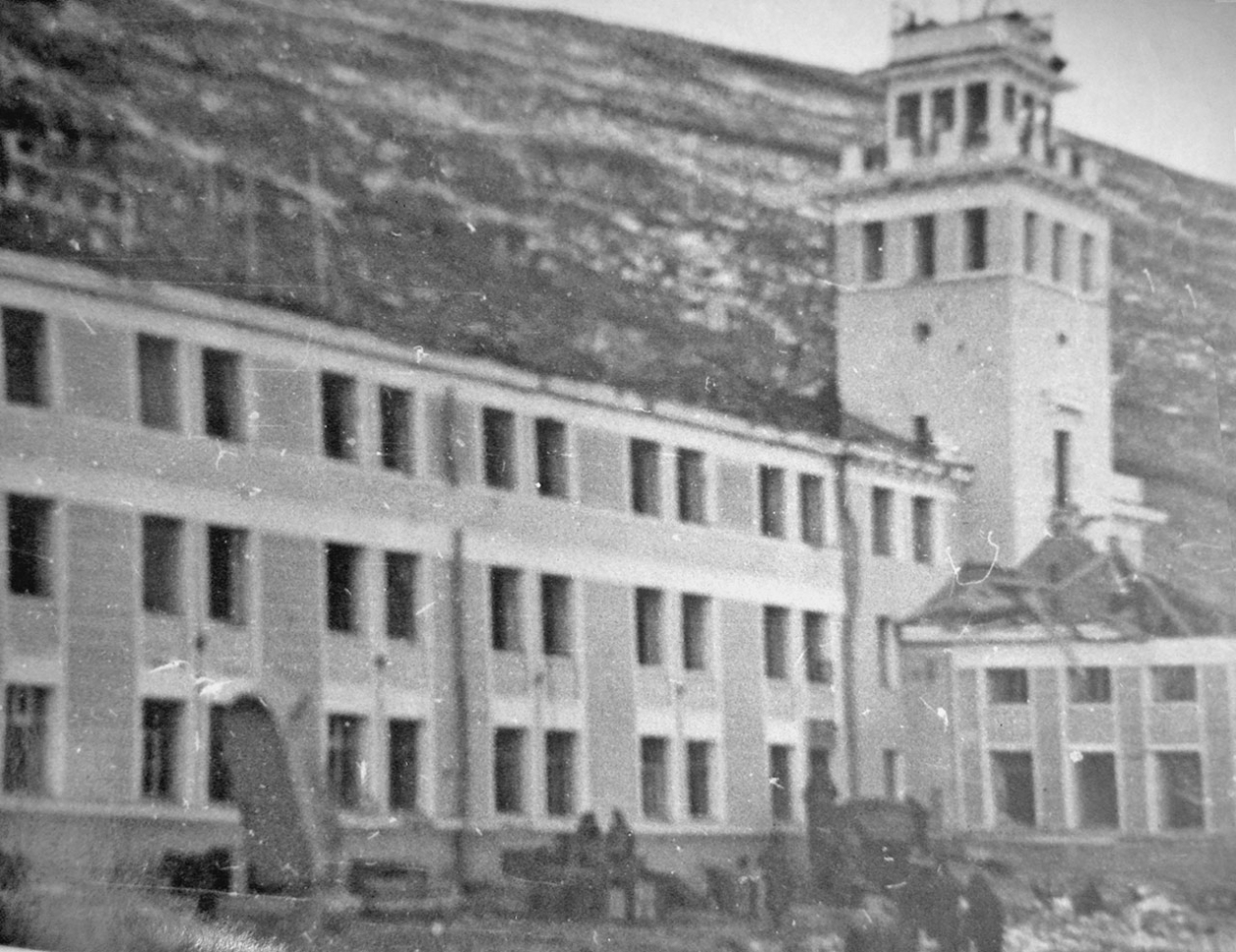 Состояние здания Управления пароходства после взрывов пароходов "Генерал Ватутин" и "Выборг"