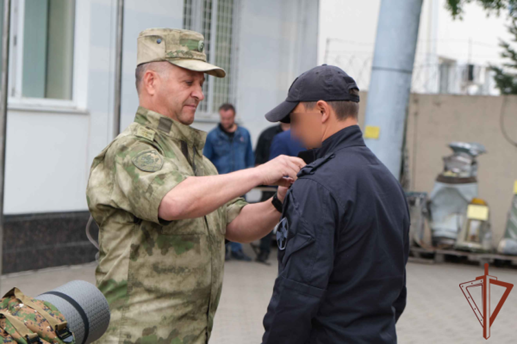 ГЕНЕРАЛ-ПОЛКОВНИК АЛЕКСАНДР ПОПОВ ВРУЧИЛ ГОСУДАРСТВЕННЫЕ НАГРАДЫ ОТЛИЧИВШИМСЯ РОСГВАРДЕЙЦАМ В БЕЛГОРОДСКОЙ ОБЛАСТИ