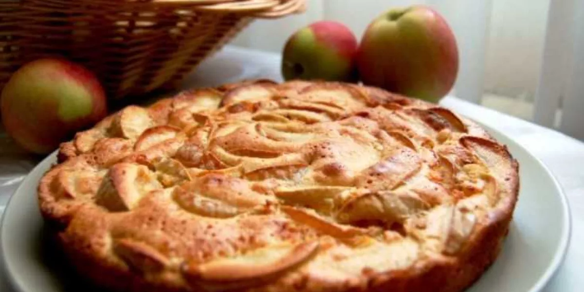 Яблочное пирог в домашних условиях. Шарлот яблочный. Шарлотка с яблоками. Шарлотка с яблоками классическая. Постный яблочный пирог.