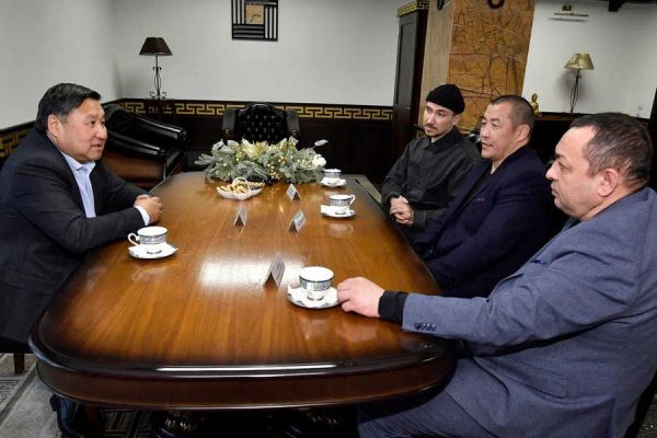 Глава Тывы встретился с создателями фильма "Шаман"