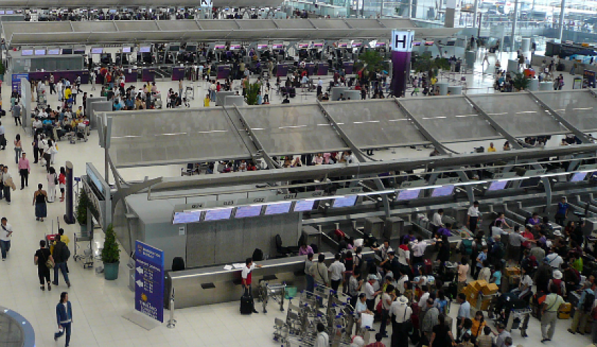 В главном аэропорту Таиланда решили покончить с очередями