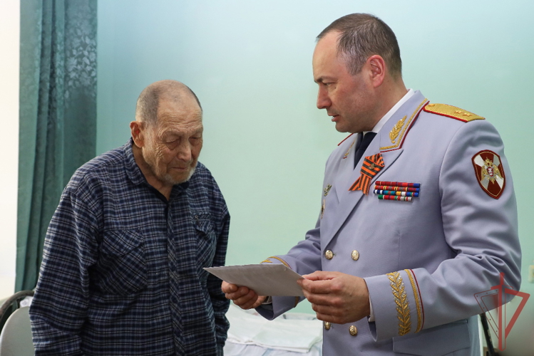 Начальник Управления Росгвардии по Республике Татарстан поздравил ветерана Великой Отечественной войны с наступающим праздником