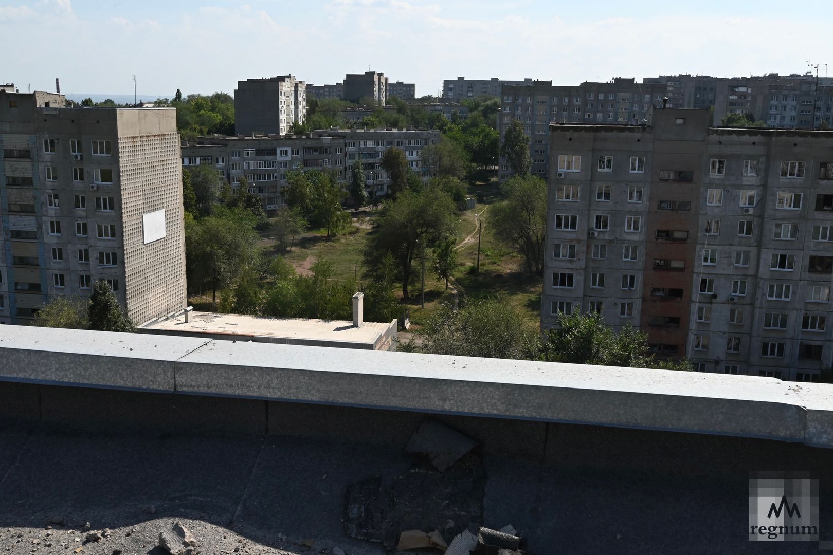 Вид на соседние дома с крышы пострадавшего от обстрела снарядами РСЗО HIMARS дома