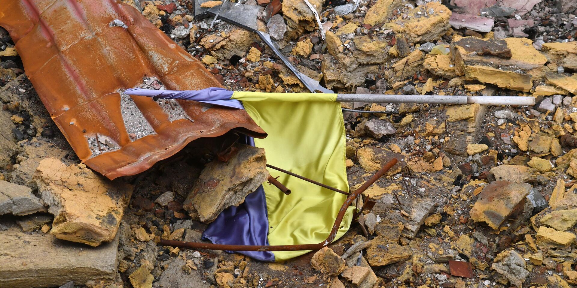 Украинский флаг в разрушенном здании гимназии в Красном Лимане - ИноСМИ, 1920, 16.09.2025