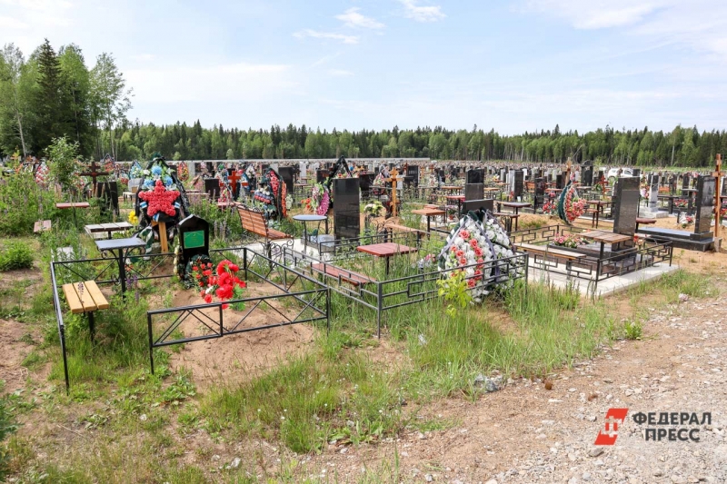 Кладбище южно сахалинск. Кладбище. Кладбище фото. Южное кладбище. Памятники на кладбище.