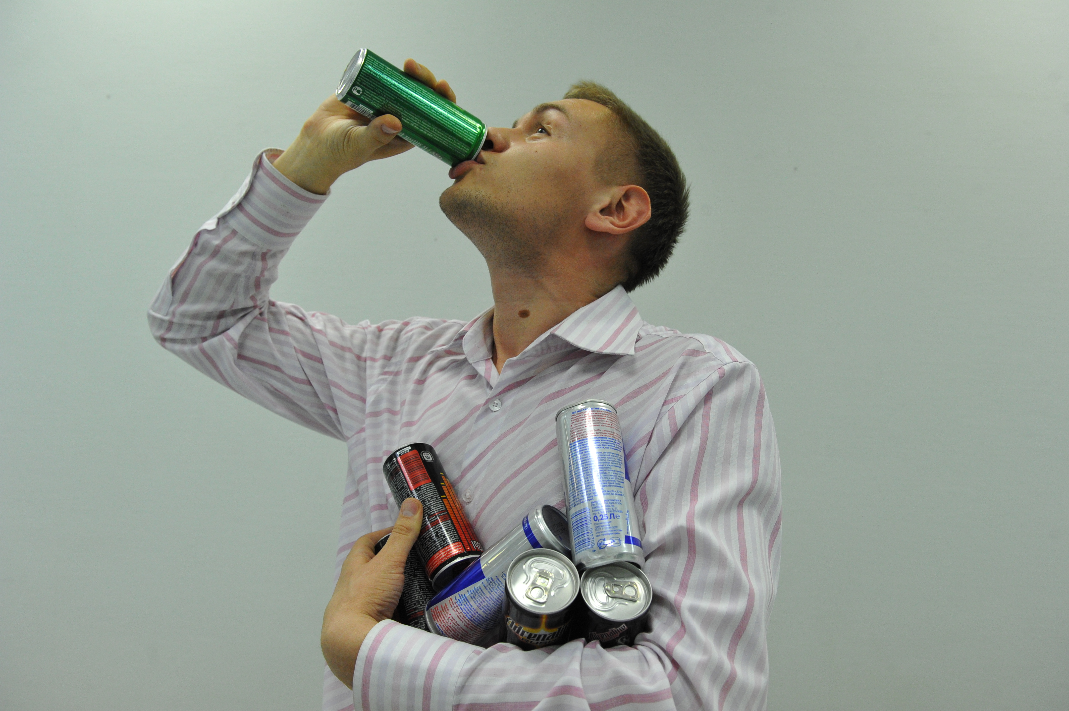 вред энергетических напитков. энергетические напитки. пьет энергетик. энергетические напитки. вредные энергетические напитки.
