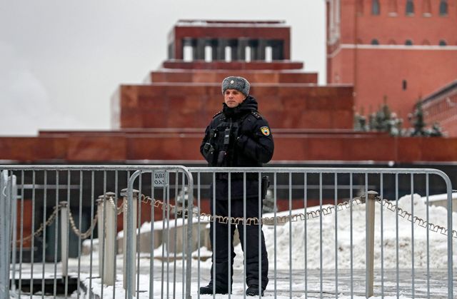 30 декабря 2022 г. — 100 лет со дня образования СССР. Сотрудник полиции у Мавзолея Ленина на Красной площади.