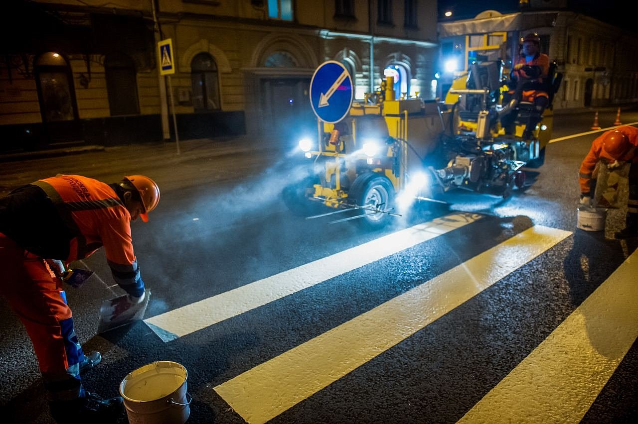 Разметки на пешеходной улице. Разметка для пешеходов. Нанесение разметки на дорогу. Пешеходный переход разметка. Городское хозяйство.