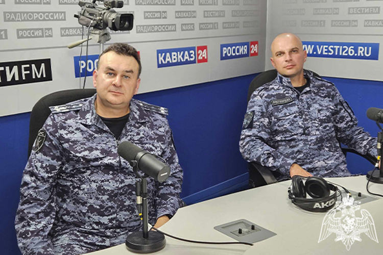 Офицеры Росгвардии приняли участие в прямой линии регионального радио ко Дню вневедомственной охраны