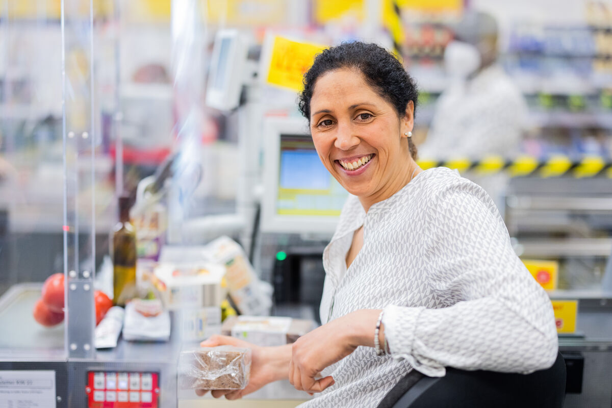 продавец и покупатель. кассир в супермаркете. кассирша в магазине. девушка продавец. почему кассиры.