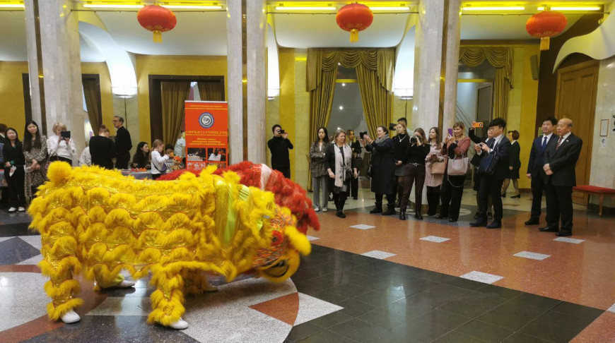 новый год шагает по планете классный час. новый год. новый год дети. новый год шагает по планете. новогодние стихи маленькие.