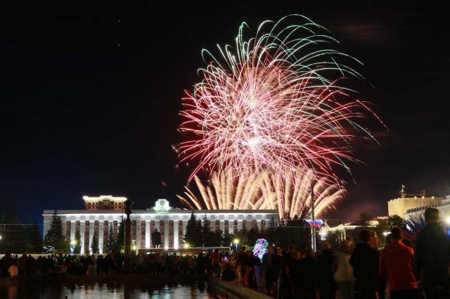 В 22.00 на площади Сахарова прогремит главный праздничный фейерверк, который продлится семь минут.