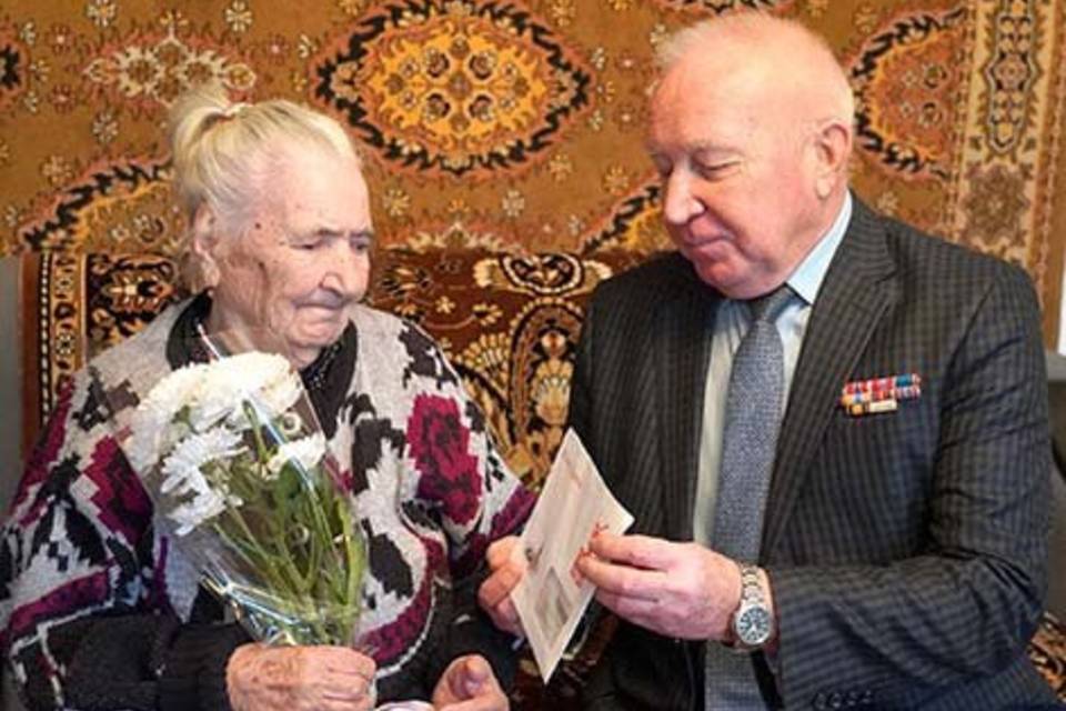 Президент Путин поздравил волгоградку Варвару Стольникову с 95-летием