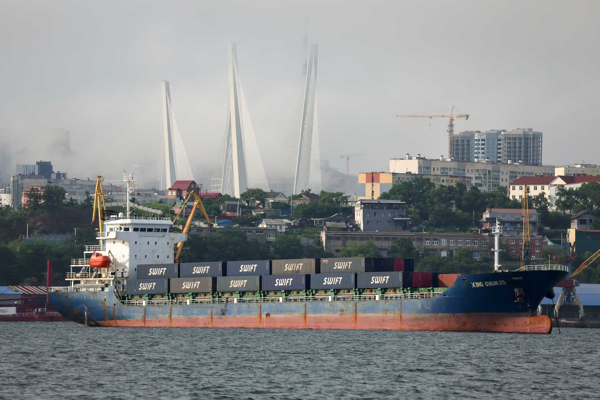  Грузовое судно в порту Владивостока.