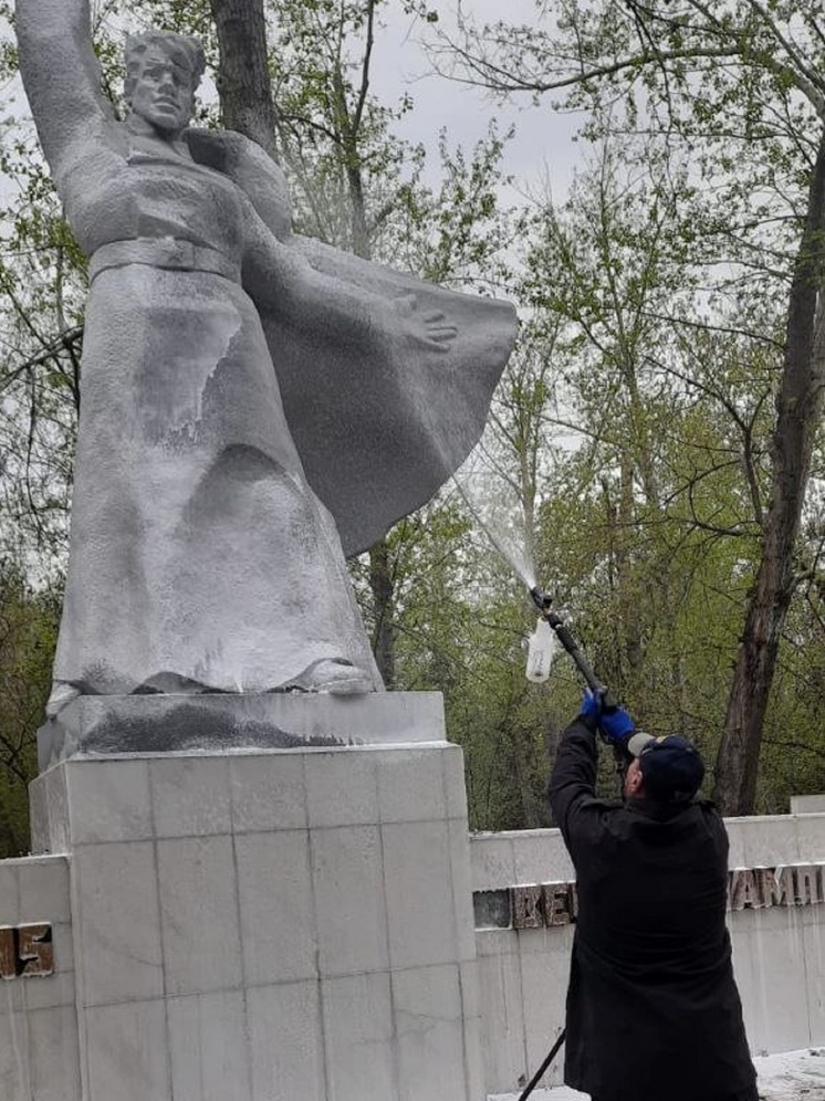 В Челябинске отмывают от грязи памятники и мемориалы
