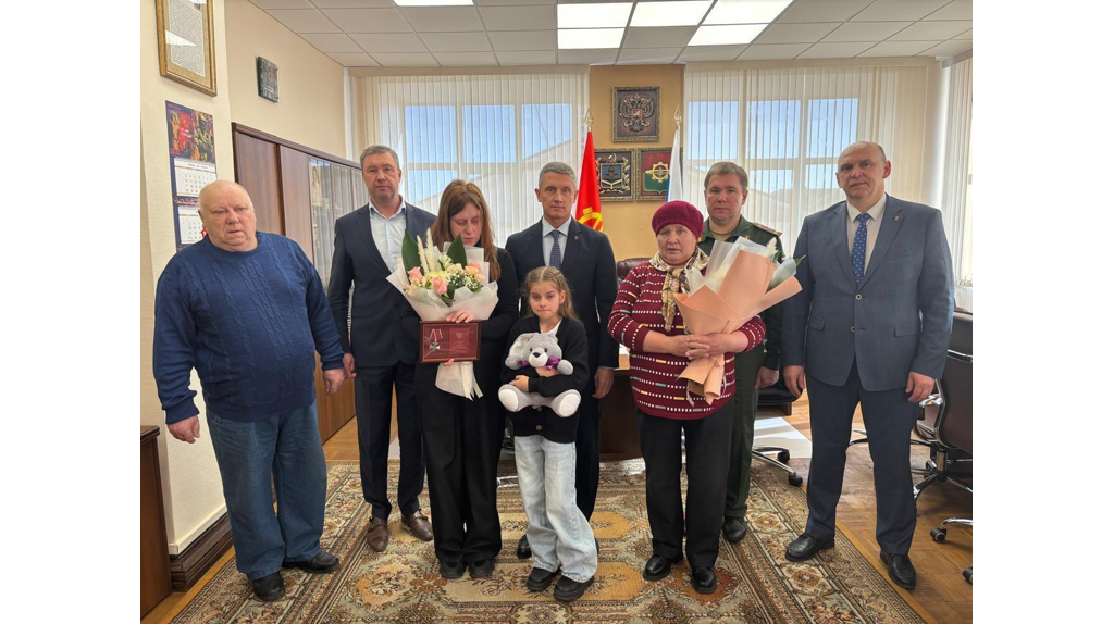 В Клинцах семье героя СВО Михаила Фролова передали орден Мужества