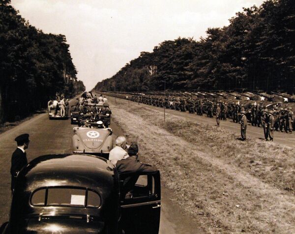 Потсдамская конференция, 17 июля – 2 августа 1945 года. В перерывах между заседаниями конференции президент Гарри С. Трумэн совершает краткую поездку по Берлину, Германия. На снимке: на окраине города он инспектирует Вторую бронетанковую дивизию. Вскоре после этой инспекции он вручил дивизии Президентскую благодарность. Фотография сделана членом-корреспондентом CPhoM Уильямом Белкнапом и получена 16 июля 1945 года. - Sputnik Абхазия