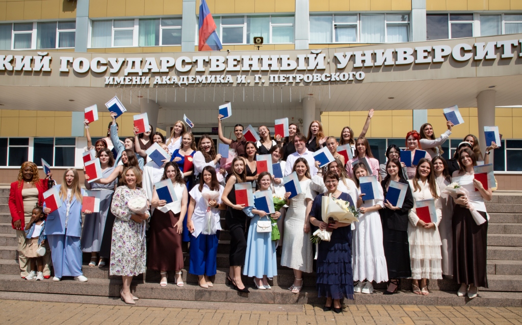 Торжественное вручение дипломов выпускникам филологического факультета