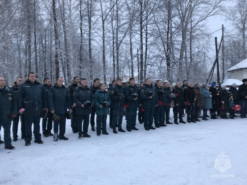 В Новой Ляле открыли мемориальную доску погибшему на СВО спасателю