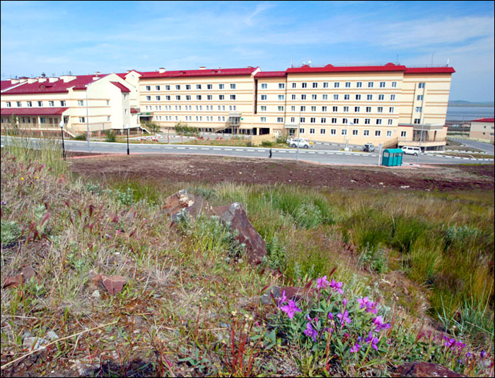 Город билибино аэс. Чукотская окружная больница. Чукотская окружная больница чукотка. Город никель ул спортивная дом 2. Билибино больница.