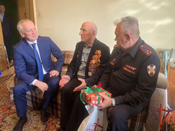 Начальник Управления Росгвардии по Томской области поздравил с Новым годом 98-летнего ветерана Великой Отечественной войны (видео)