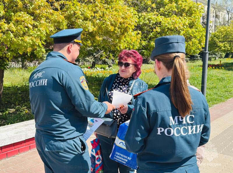 Сотрудники МЧС России поздравили белгородцев с 81-ой годовщиной Великой Победы и напомнили о правилах пожарной безопасности в праздничные дни