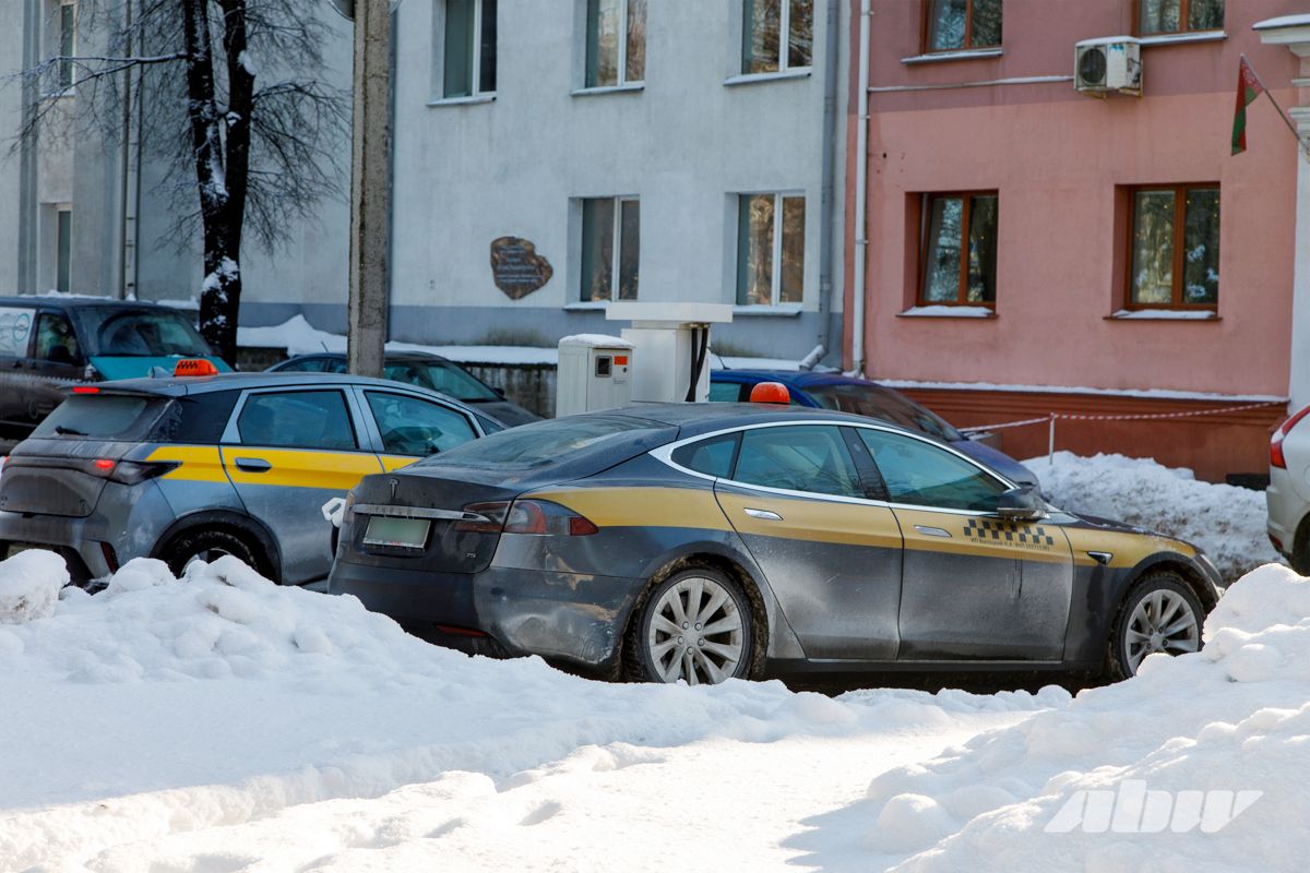 Таксисты занимают все зарядки? Что происходит на электрозаправках днем