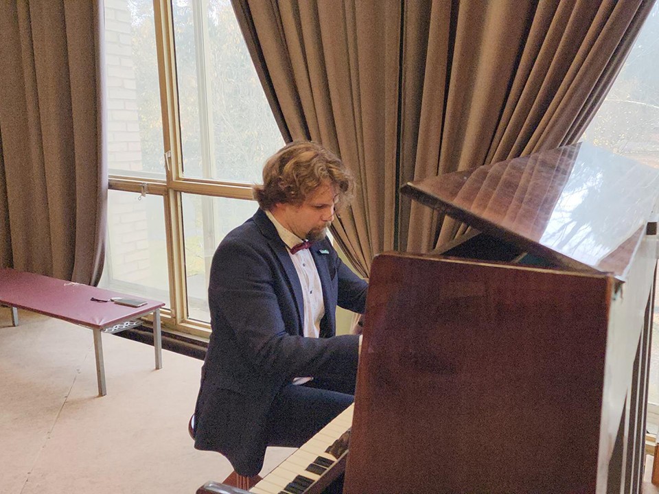 Музыкально-поэтические паузы ввели в расписание медиков в Красноармейске для восстановления сил