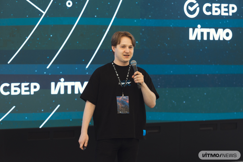 Разработчик из команды мобильной инфраструктуры iOS VK Tech Артем Колосов. Фото: Дмитрий Григорьев / ITMO NEWS 