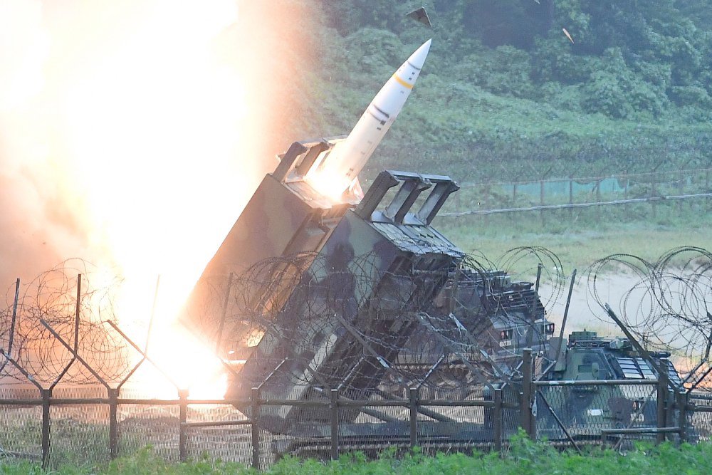 Киев выпрашивает у США ракеты типа ATACMS, которые можно запускать с переданных ему западных РСЗО HIMARS и MRLS (на фото) по целям на расстояние до 300 километров. / GettyImages