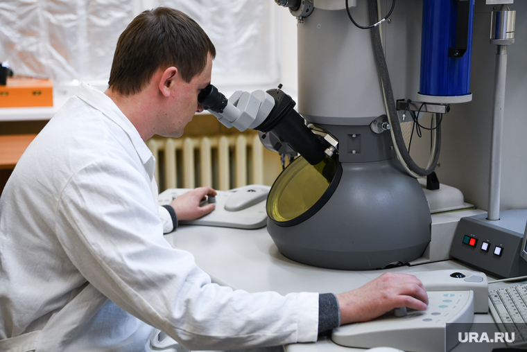 Владимир Якушев в институте физики металлов УРО РАН. Екатеринбург, уро ран, микроскоп, изучение