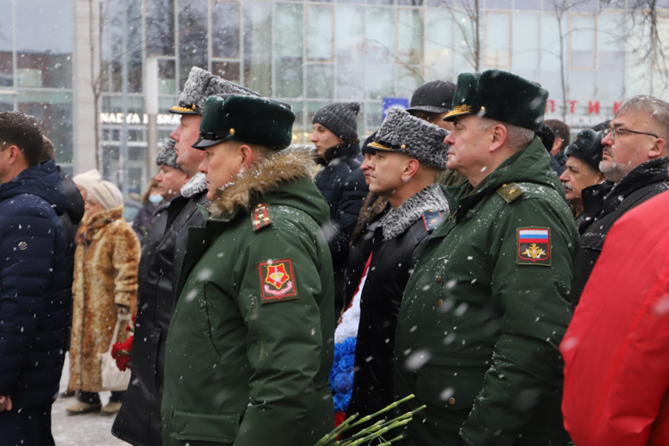 Начальник Управления Росгвардии по Пермскому краю принял участие в церемонии возложения цветов к мемориалу «Солдат России» в честь Дня Героев Отечества