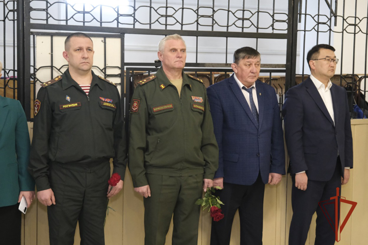 Накануне Дня защитника Отечества в Горно-Алтайске установили мемориальную доску росгвардейцу, погибшему в ходе специальной военной операции