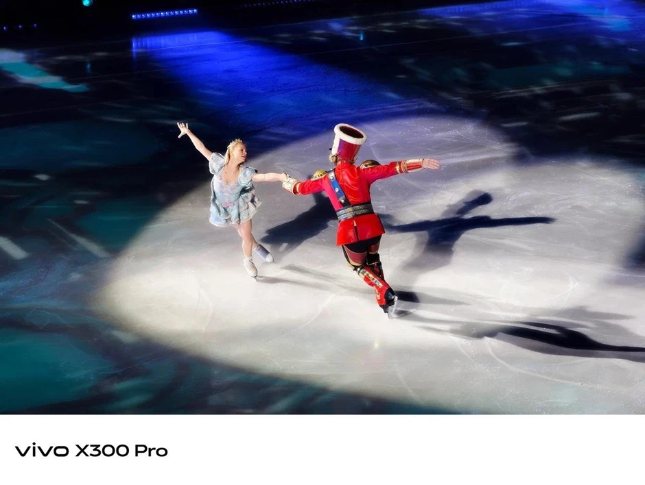 vivo создаёт зимнюю магию: волшебная атмосфера ледового шоу и лимитированный vivo X300 в цвете «Алый бархат»