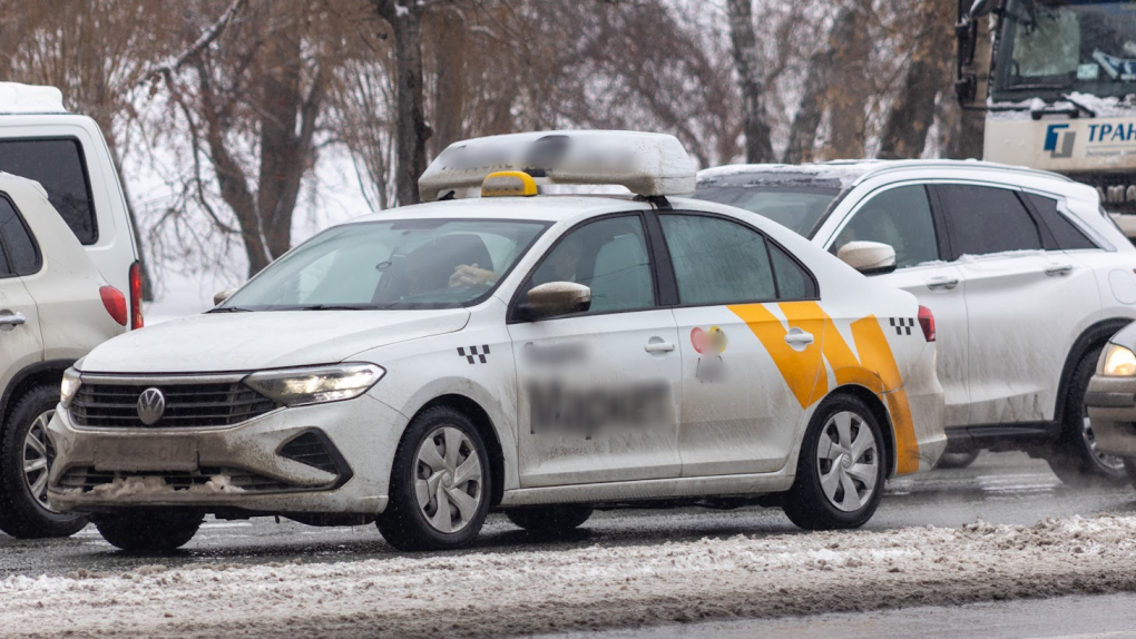 Сколько такси в новосибирске. Такси Новосибирск. Автомобиль под такси. Новогоднее такси.