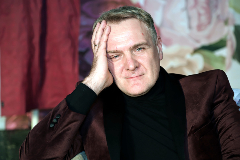 Отказ говорить об СВО, потеря ролей, молодая жена: как живет Сергей Пиоро