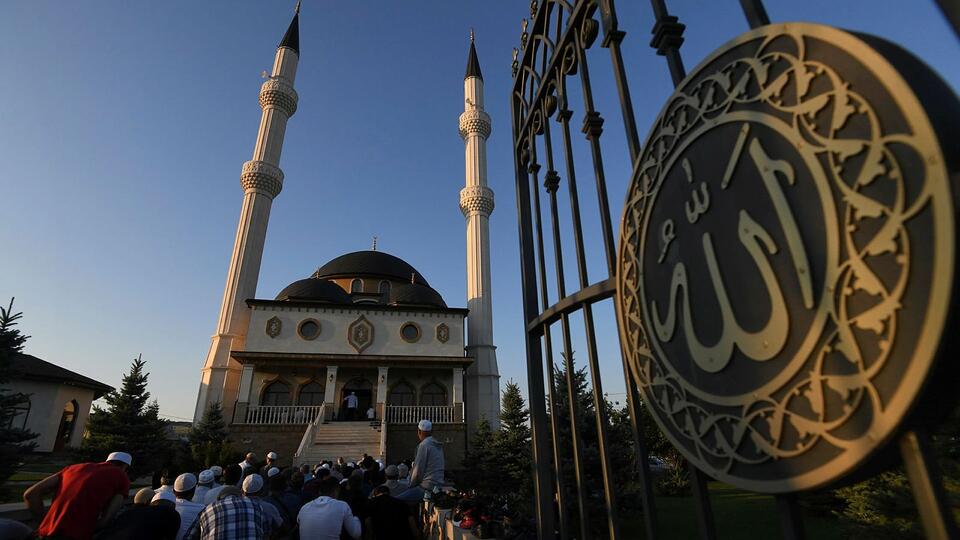 Мусульманский пост в 2023. Мусульманский пост 7. Ид-аль-фитр ураза-байрам праздник разговения. Рамадан байрам праздник разговения. Муслим рамадан 2022.