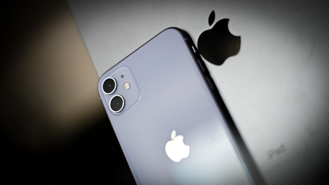 Владельцы iPhone 14 рассказали о белых полосах на экране смартфона