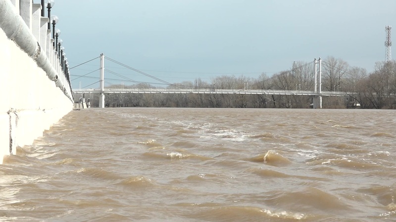 Река урал в оренбурге уровень воды сегодня. Река Урал паводок. Наводнения в России. Наводнение фото. Паводок Оренбург.