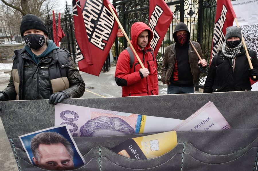 Участники акции «Фирташ заплатит за всё» у здания Верховного суда Украины в Киеве