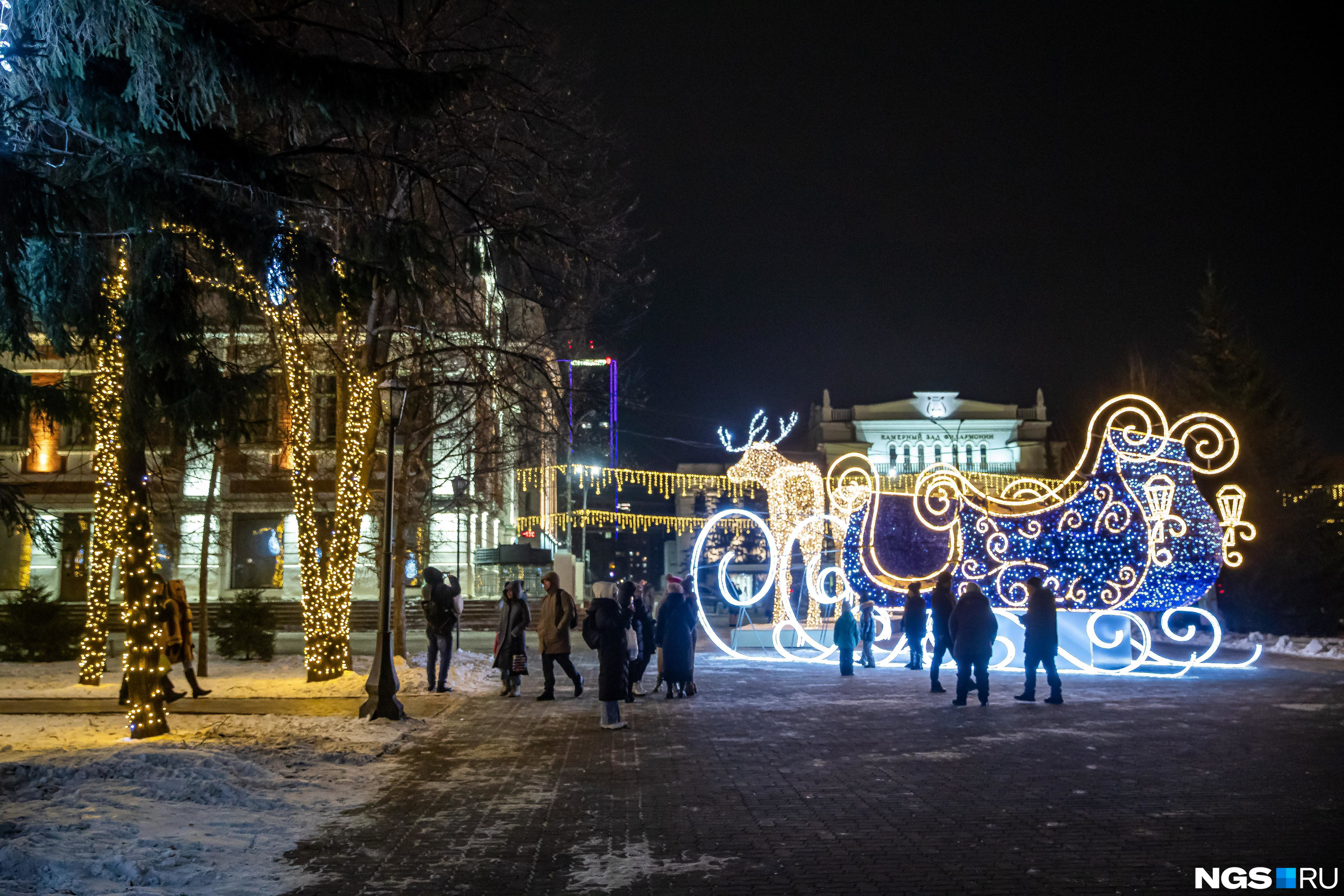 новый год на улице. калуга новогодняя столица 2021. нижний новгород новогодняя столица 2022 снежинка. манежная площадь москва новый год 2022. елка живая.
