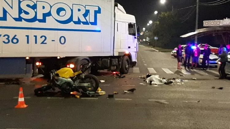 В Краснодаре на перекрестке столкнулись мотоцикл и грузовик: авария унесла жизнь человека 