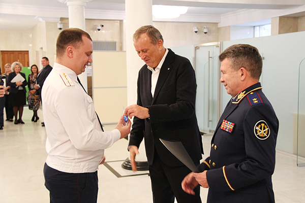 Губернатор Ленинградской области Александр Дрозденко и начальник ГУФСИН Северной столицы Игорь Потапенко вручили ключи от автомобилей для филиалов уголовно-исполнительной инспекции Ленинградской области