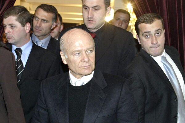 Surrounded by bodyguards leader of the autonomous Georgian region of Adzharia, Aslan Abashidze leaves after a news conference in the region's capital Batumi, Saturday, March 27, 2004. Parliamentary elections will be held in Georgia on Sunday, March 28. - Sputnik Грузия